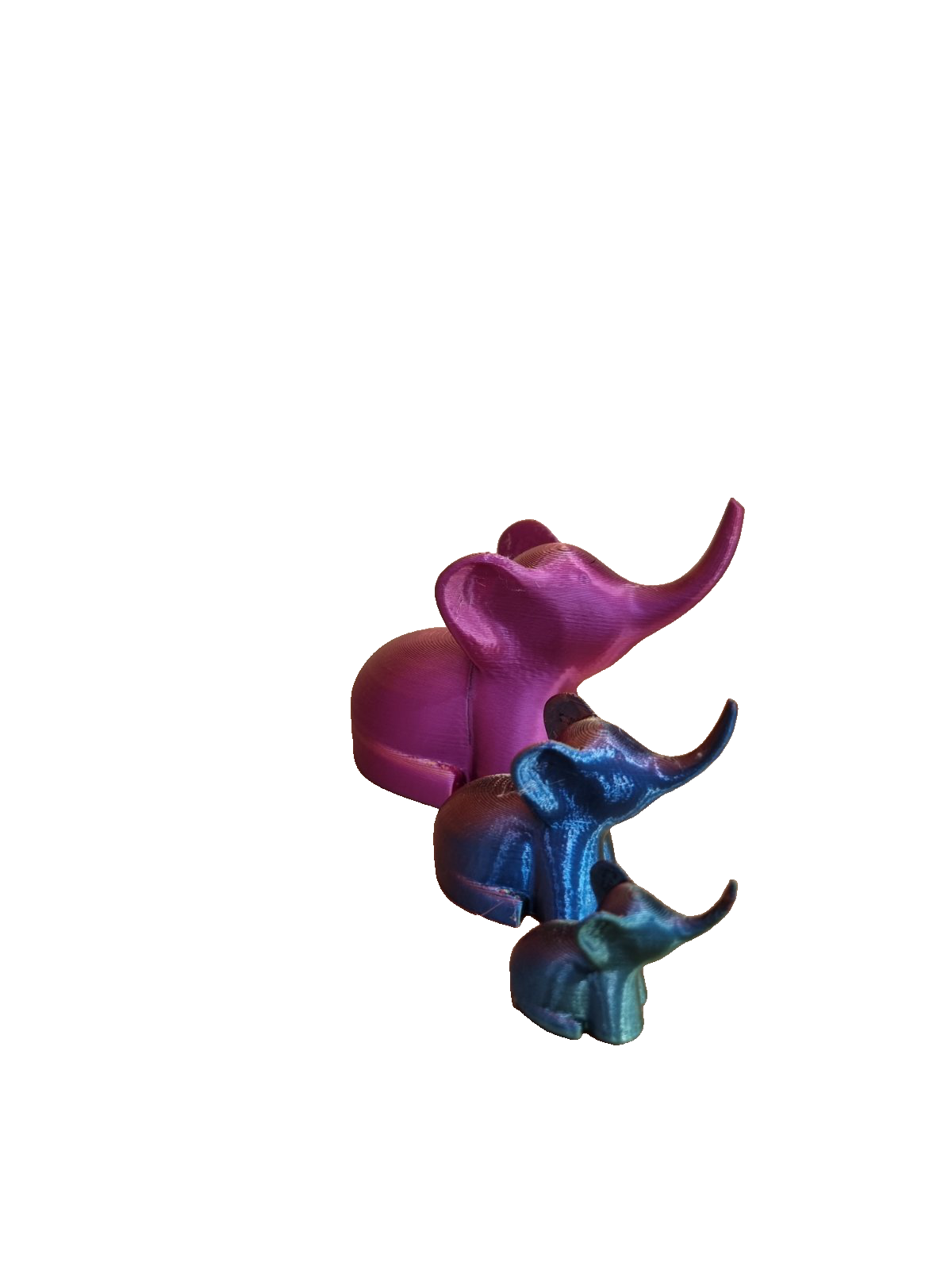 TGY 3D webshop - Ülő szerencse elefánt, felemelt ormánnyal - Natúr felület (Kezeletlen felület) 3szín Narancs-Kék-Zöld (Selyem_PLA) - 3D nyomtatás  bérnyomtatás ajándéktárgyak emléktárgyak használati eszközök 