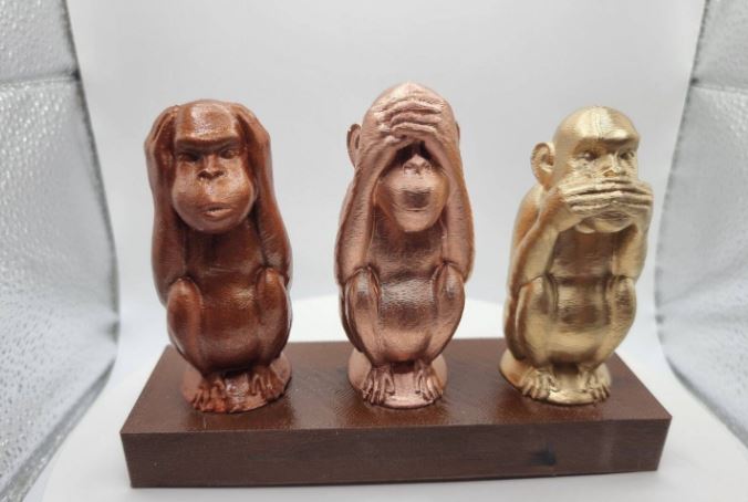 TGY 3D webshop - A három bölcs majom – Ikonikus 3D szobor - Festés (Fémes KRÓM festett ) Fehér (Vegyileg simítva fényesítve) - 3D nyomtatás  bérnyomtatás ajándéktárgyak emléktárgyak használati eszközök 